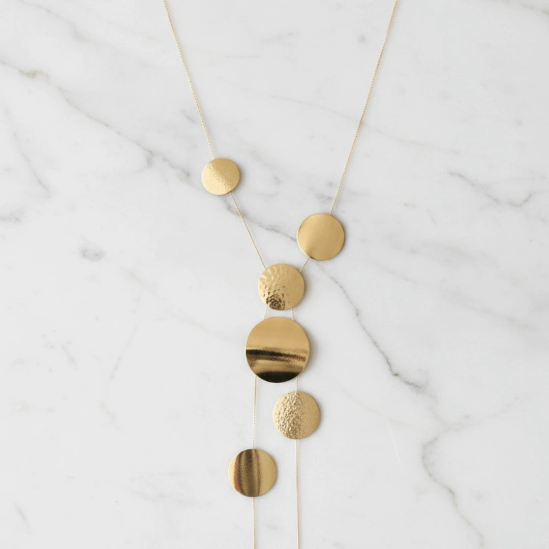 Colar Zynelle Longo Medalha Dourada – Elegância Europeia de Presença Marcante