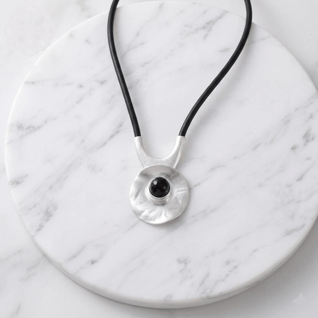 Colar Zynelle Choker Goth em Couro – Visual Marcante e Moderno