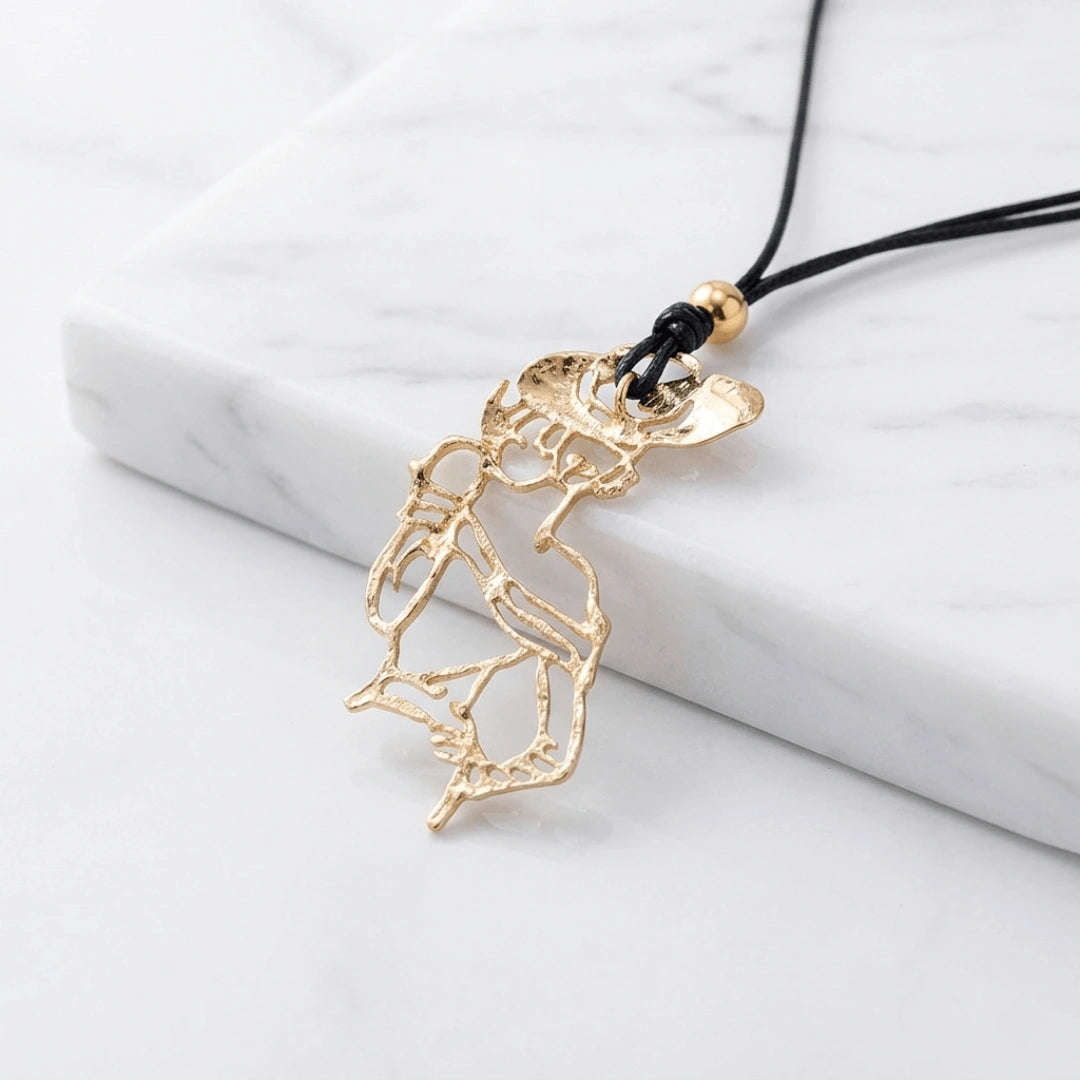 Colar Zynelle Mulher Dourada Vintage – Elegância que Encanta