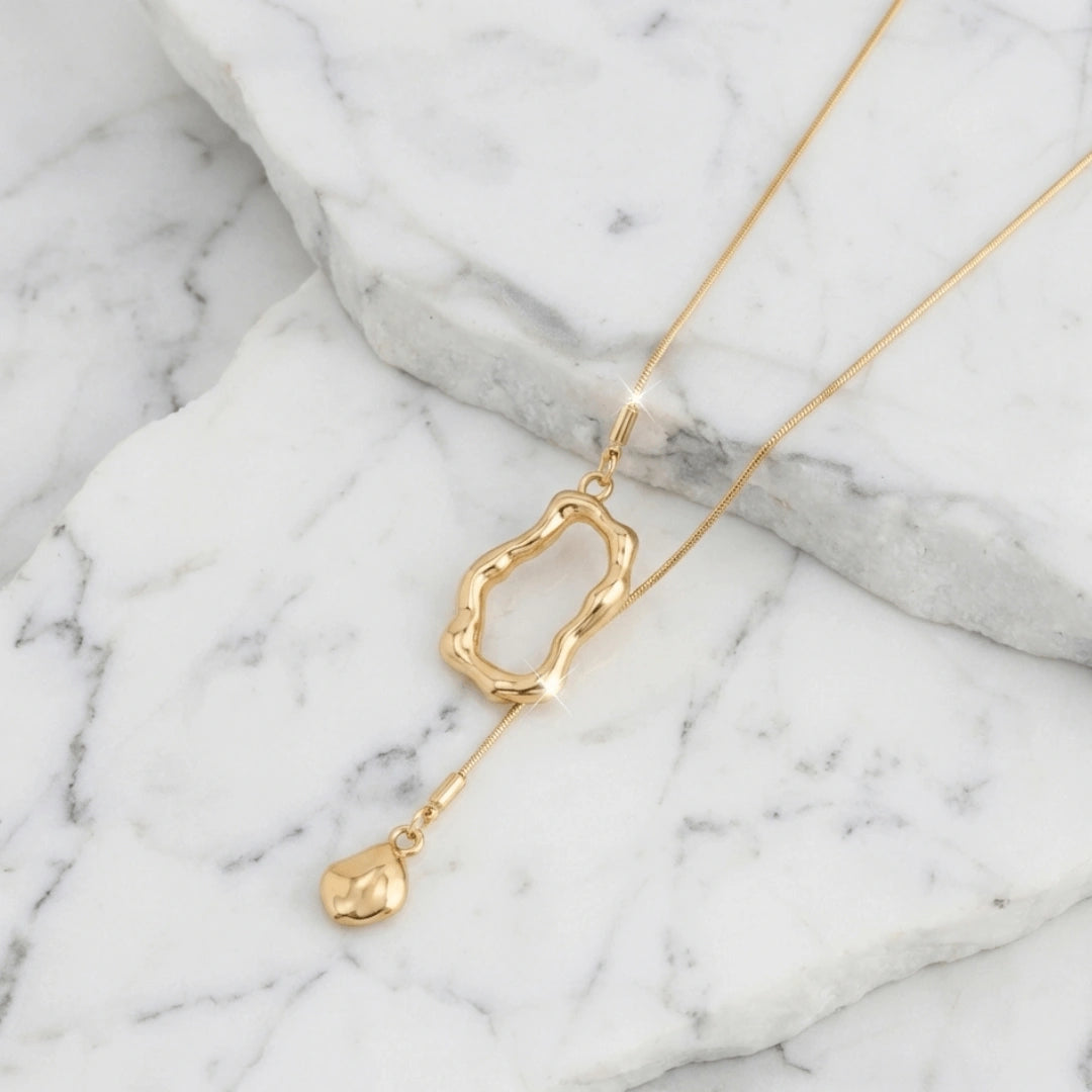 Colar Zynelle Geométrico Dourado – O Charme Moderno Que Impressiona