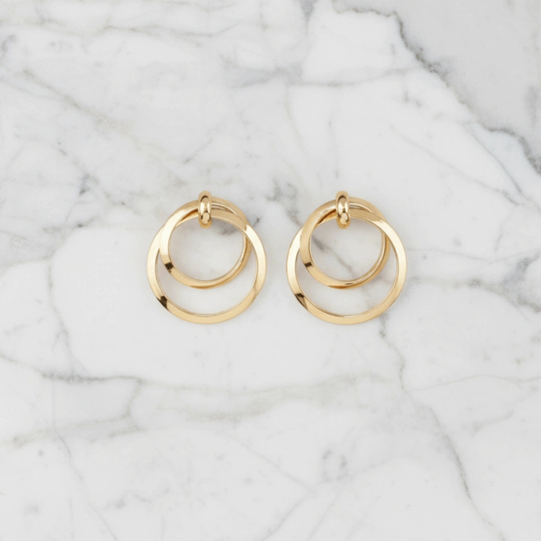 Brincos Zynelle Argola Torcida Grande – Ouro Majestoso