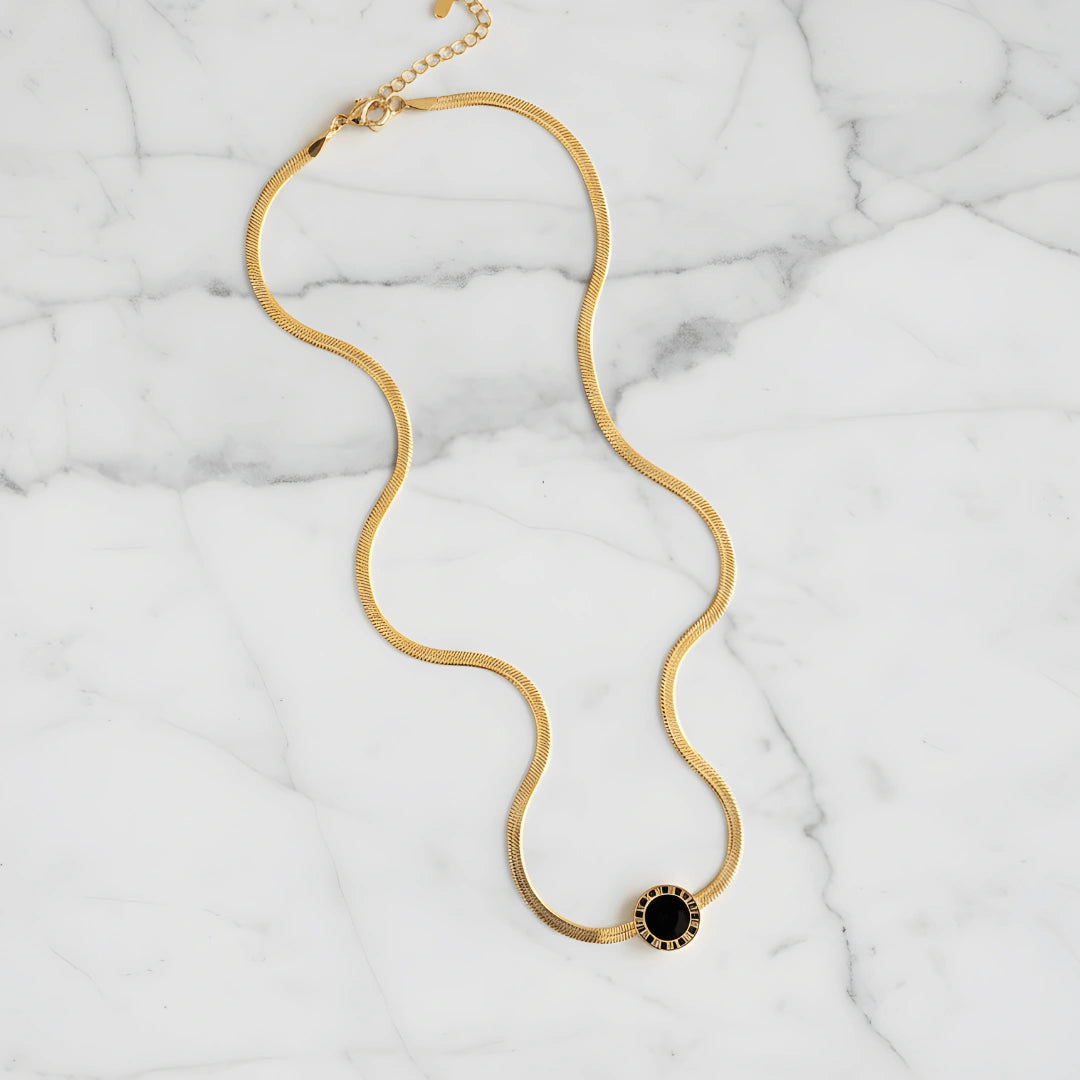 Colar Zynelle Pendente Romano – Tendência 2025