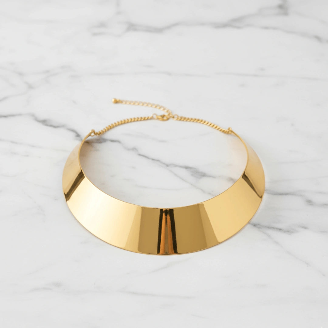 Zynelle Colar Torque Ouro Espelhado – Presença Que Impõe Respeito