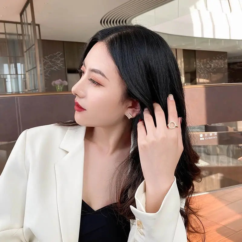 Anel Zynelle Círculo Zircônia Ajustável Brilho Sedutor