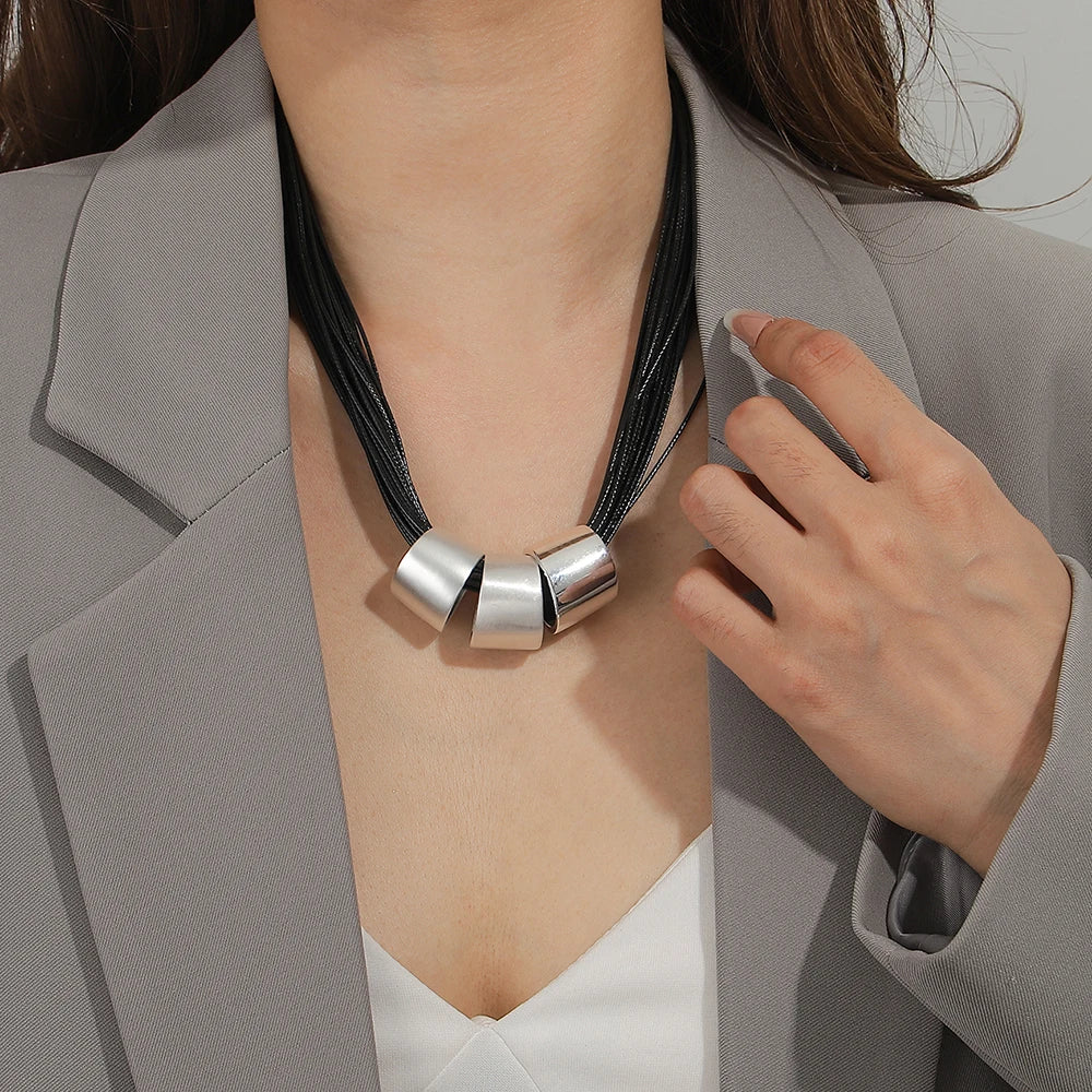 Colar Zynelle Boho em Couro – Charme Vintage que Destaca Seu Visual