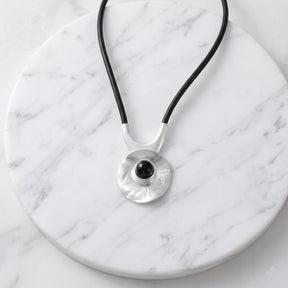 Colar Zynelle Choker Goth em Couro – Visual Marcante e Moderno