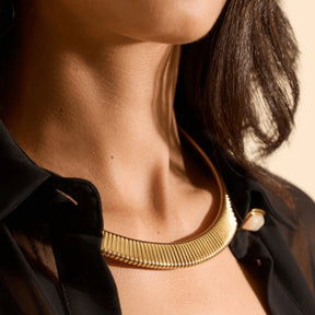 Colar Zynelle Dourado Maxi — O destaque que transforma o visual