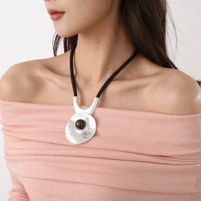 Colar Zynelle Choker Goth em Couro – Visual Marcante e Moderno