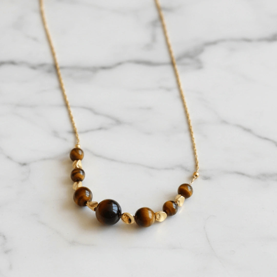 Colar Zynelle Olho de Tigre Dourado – A Força da Elegância Natural