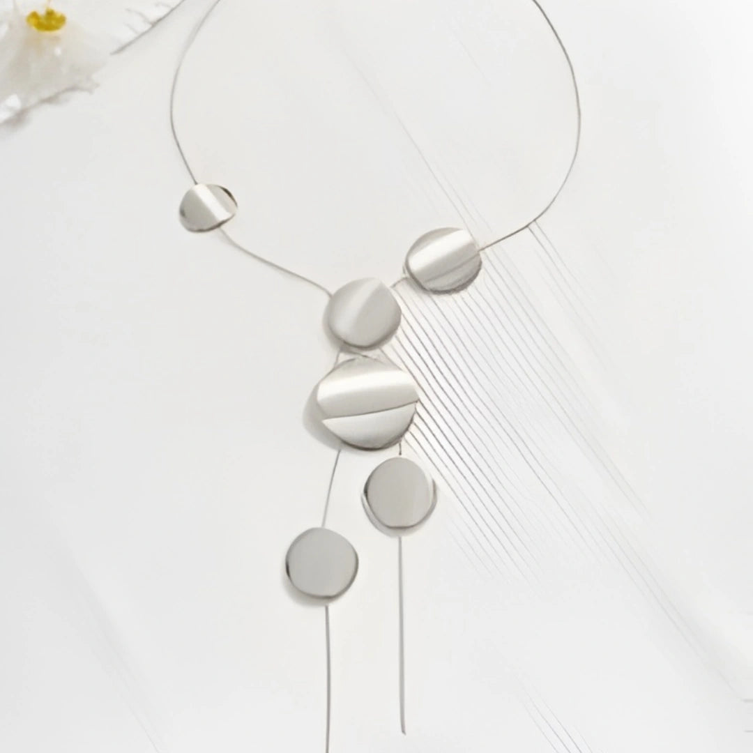 Colar Zynelle Longo Medalha – Luxo Minimalista de Presença Marcante