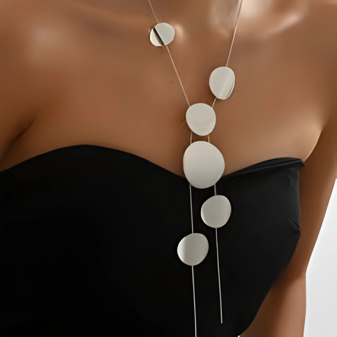 Colar Zynelle Longo Medalha – Luxo Minimalista de Presença Marcante