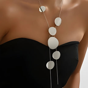 Colar Zynelle Longo Medalha – Luxo Minimalista de Presença Marcante