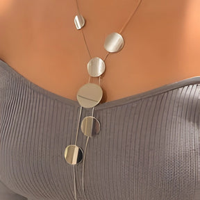 Colar Zynelle Longo Medalha – Luxo Minimalista de Presença Marcante
