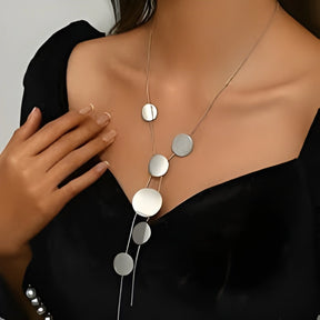 Colar Zynelle Longo Medalha – Luxo Minimalista de Presença Marcante