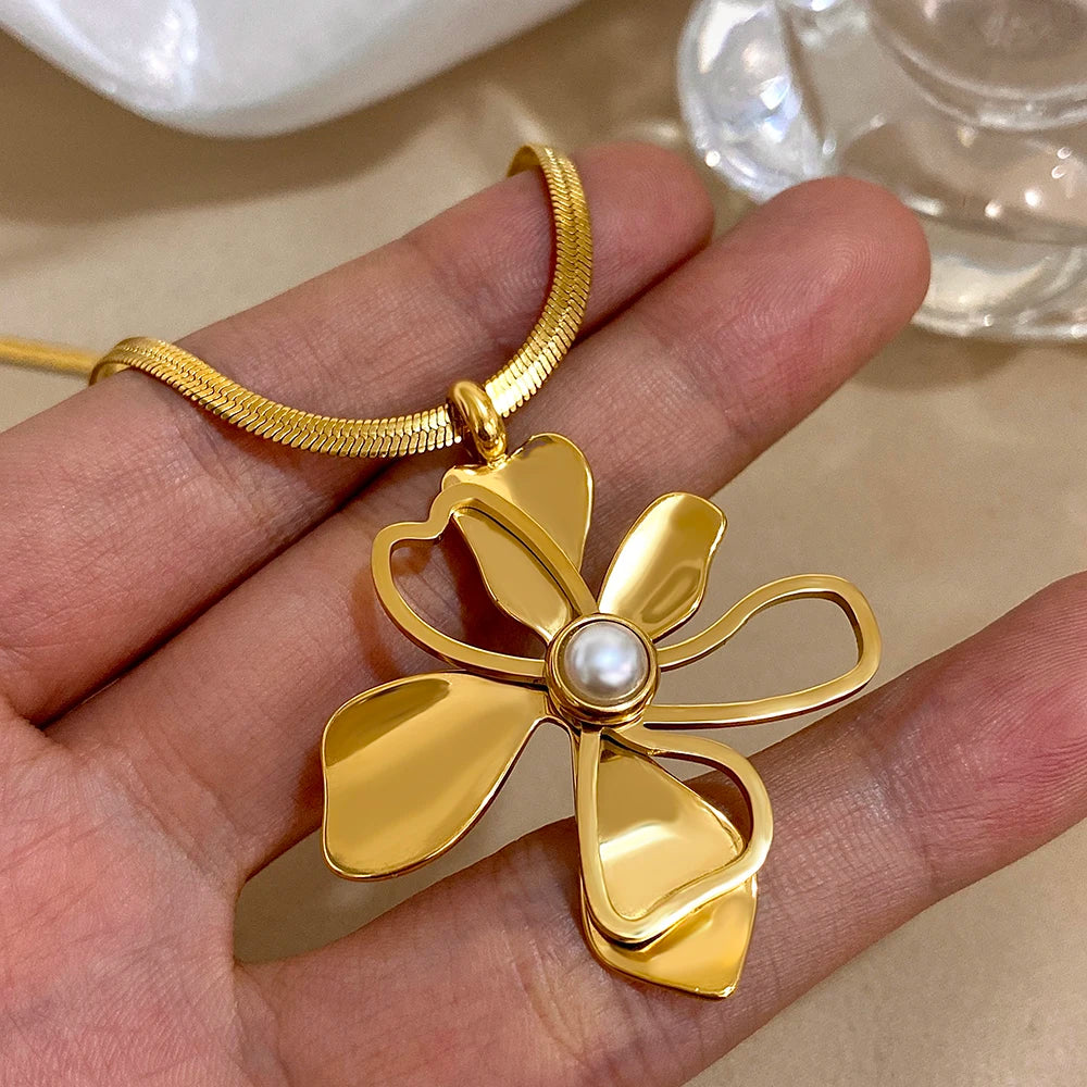 Colar Zynelle  Flor Dourada Radiante – Ícone de Luxo Floral 2025