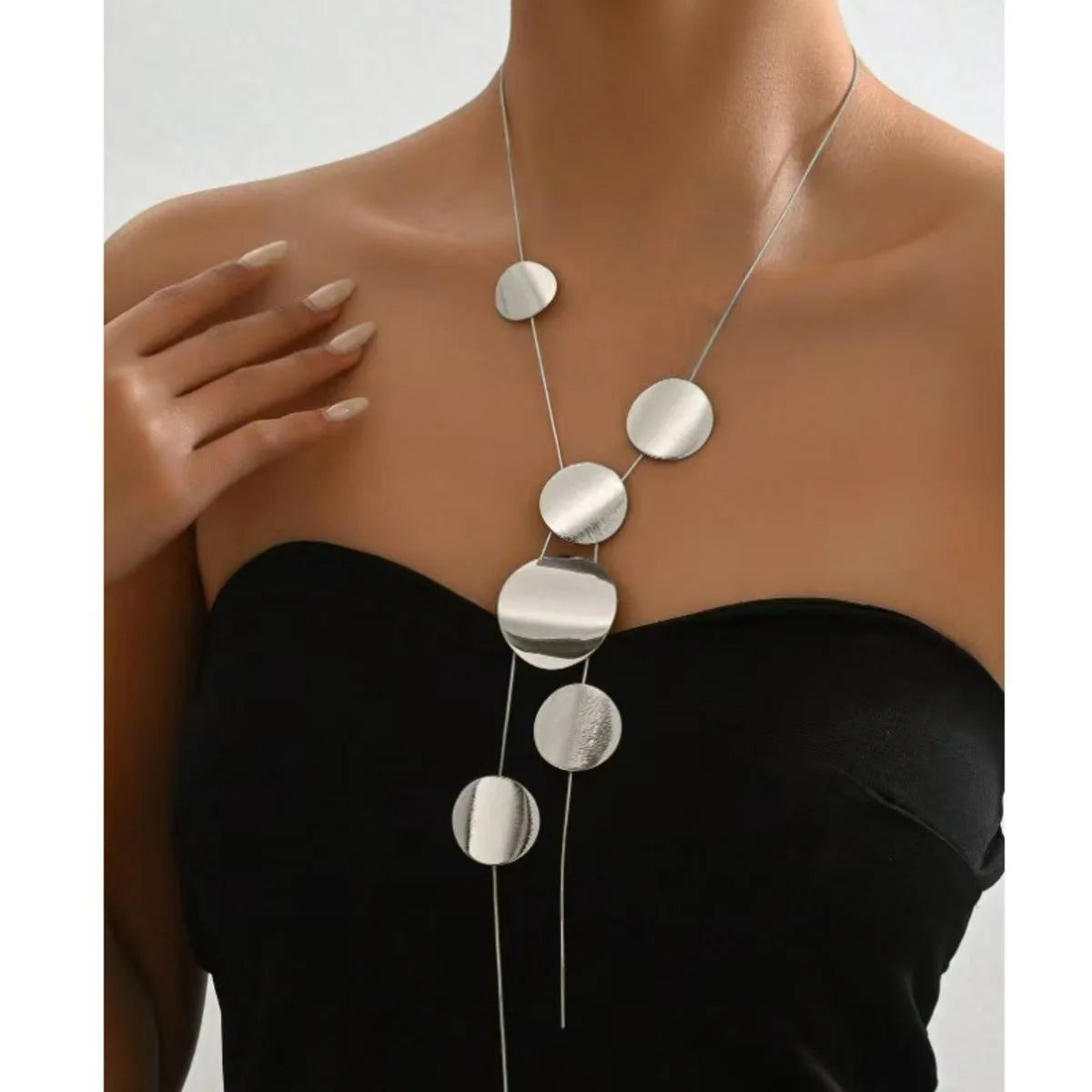 Colar Zynelle Longo Medalha – Luxo Minimalista de Presença Marcante