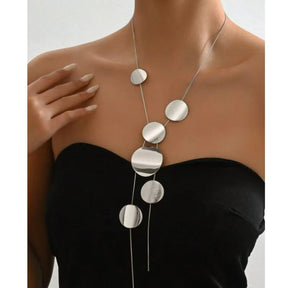 Colar Zynelle Longo Medalha – Luxo Minimalista de Presença Marcante