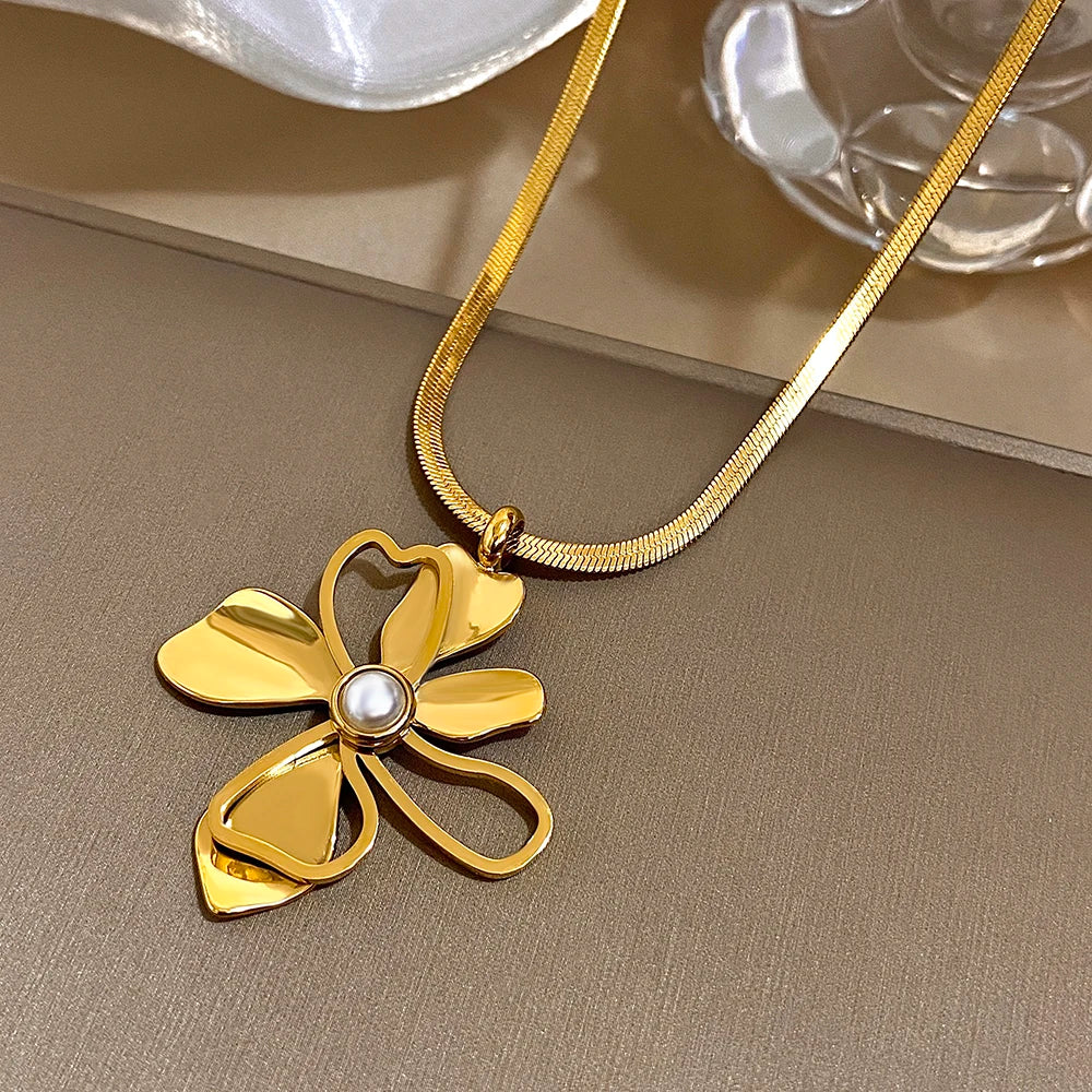 Colar Zynelle  Flor Dourada Radiante – Ícone de Luxo Floral 2025