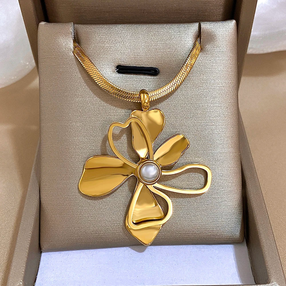 Colar Zynelle  Flor Dourada Radiante – Ícone de Luxo Floral 2025