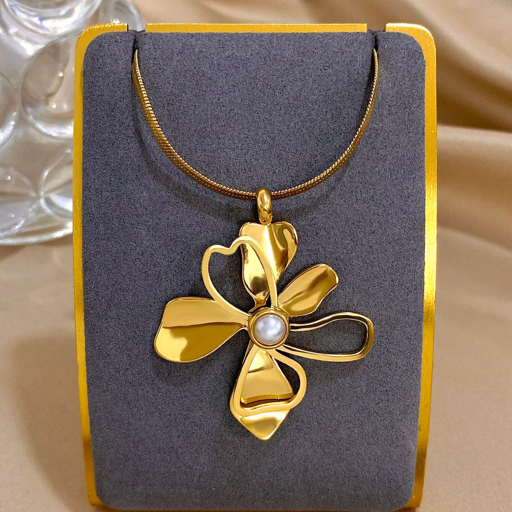 Colar Zynelle  Flor Dourada Radiante – Ícone de Luxo Floral 2025