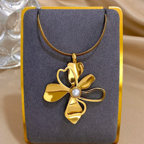 Colar Zynelle  Flor Dourada Radiante – Ícone de Luxo Floral 2025