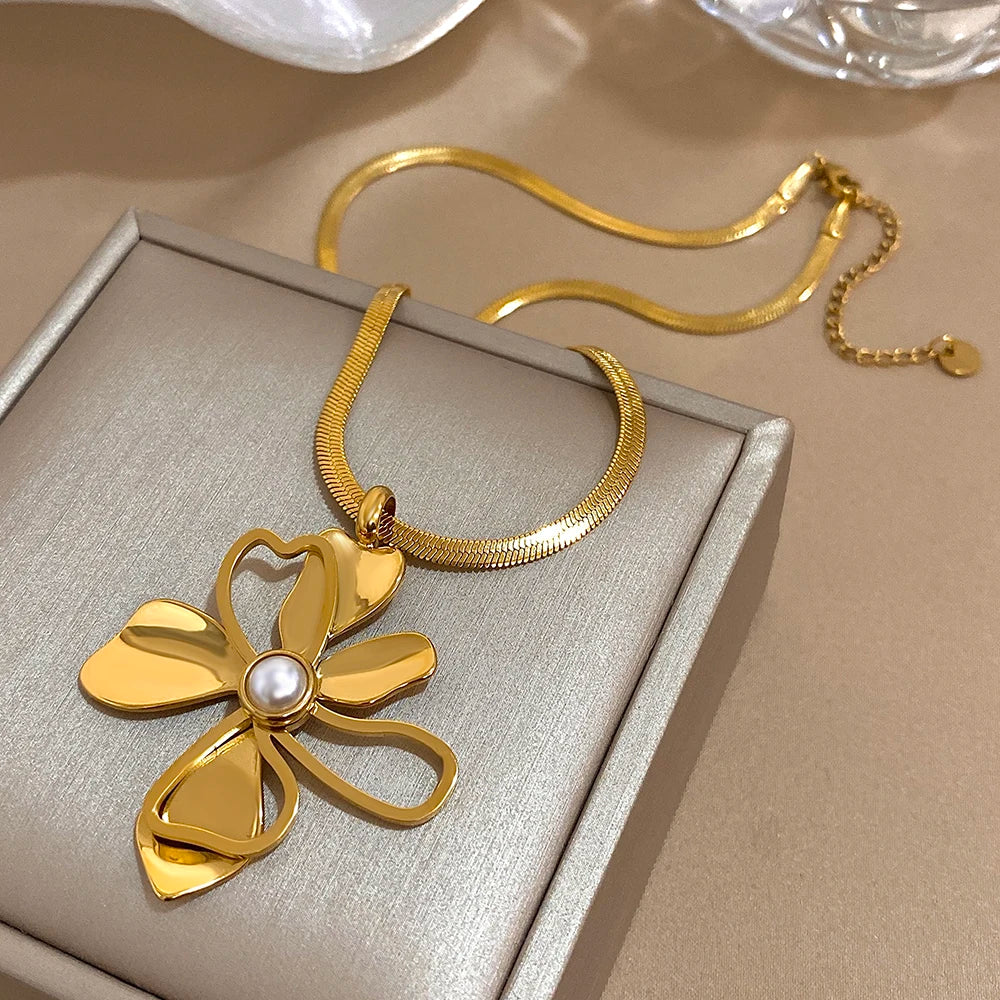 Colar Zynelle  Flor Dourada Radiante – Ícone de Luxo Floral 2025
