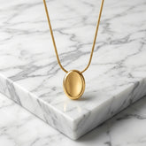 Colar Esfera Minimalista Zynelle – Sofisticação em Aço Titânio