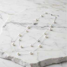 Zynelle Colar Longo Glam – Dois Fios com Pérolas Brancas Elegantes