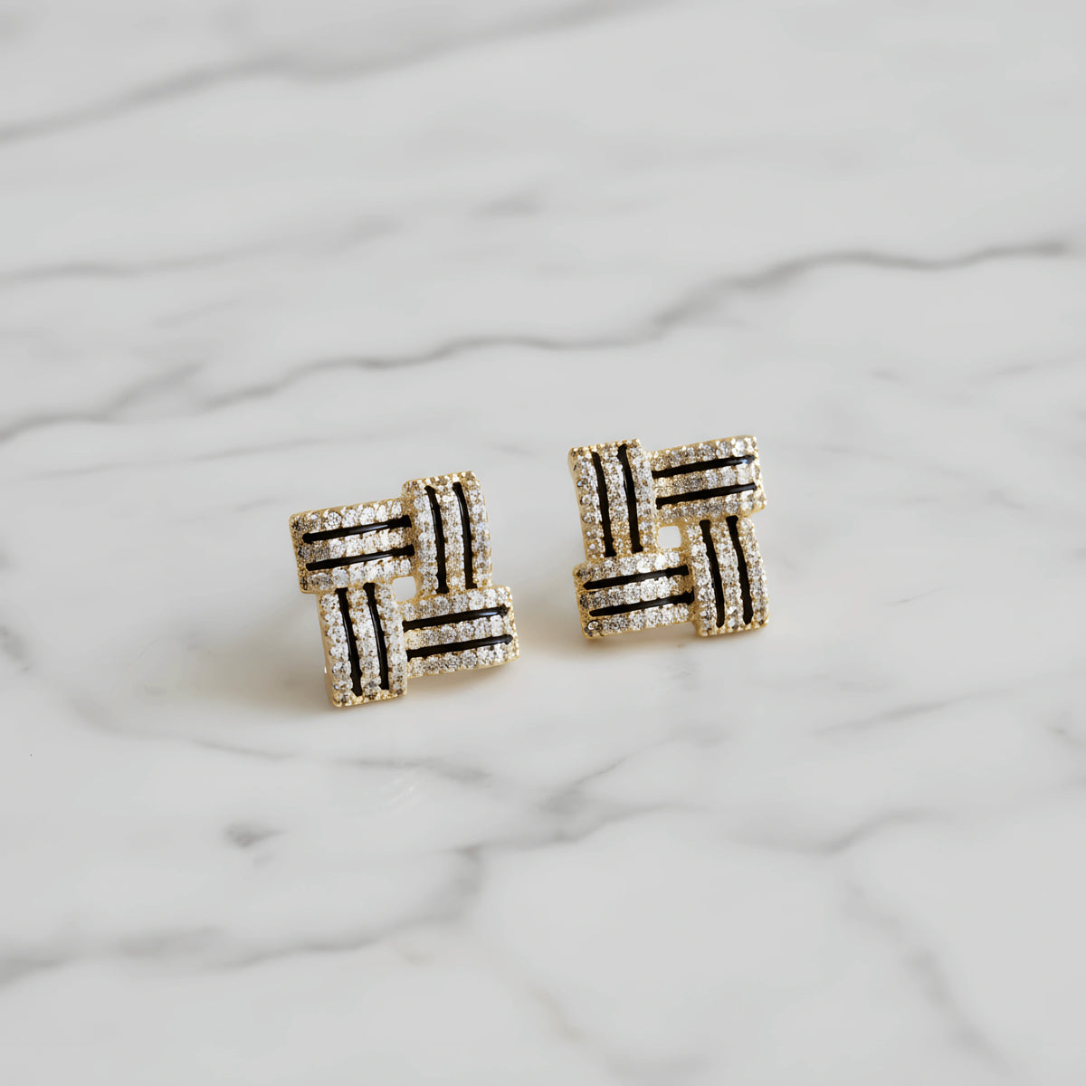 Brincos Zynelle Ébano Geométrico – Zircônia Microincrustada com Linhas Pretas 2025