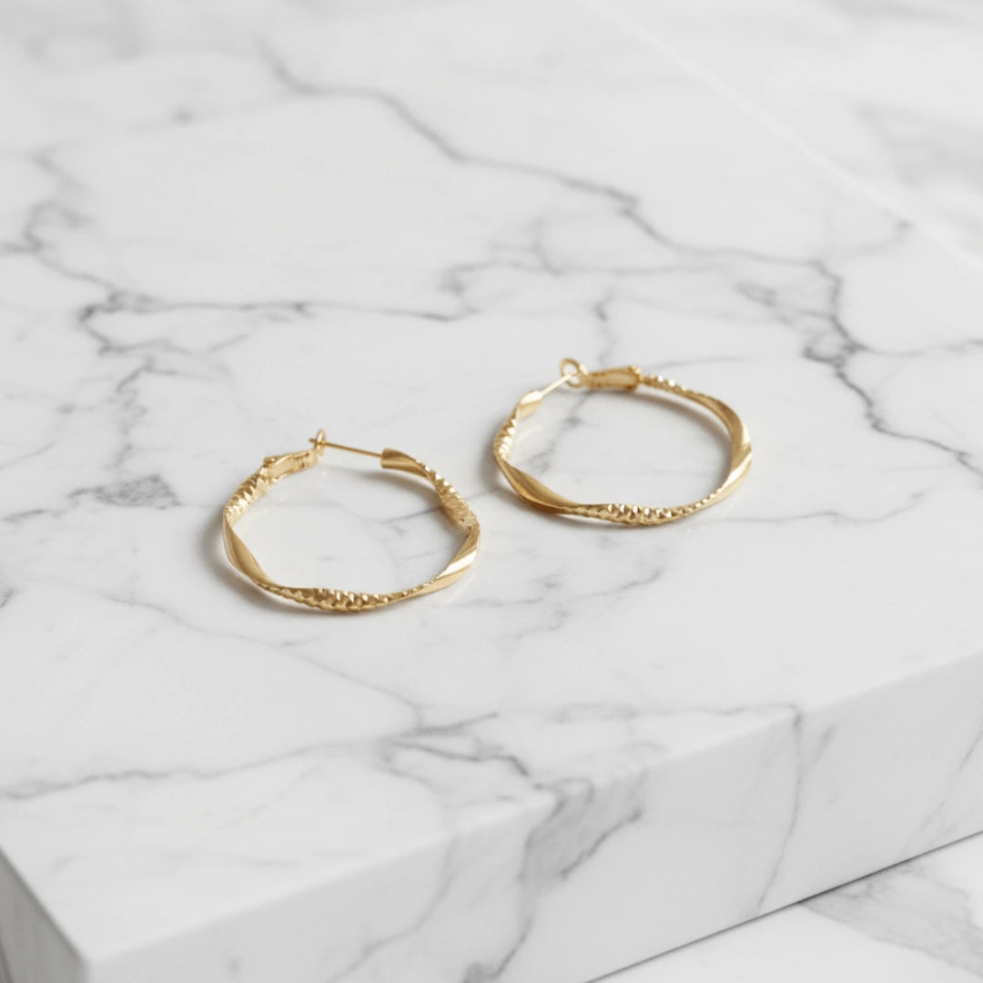 Brincos Zynelle de Argola Minimalistas em Ouro Metálico