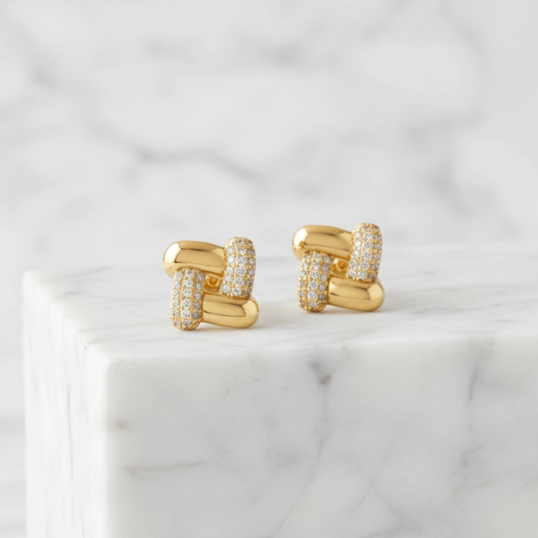 Brincos Zynelle Zircônia Dourados - Elegância Geométrica Coreana para Mulheres Sofisticadas