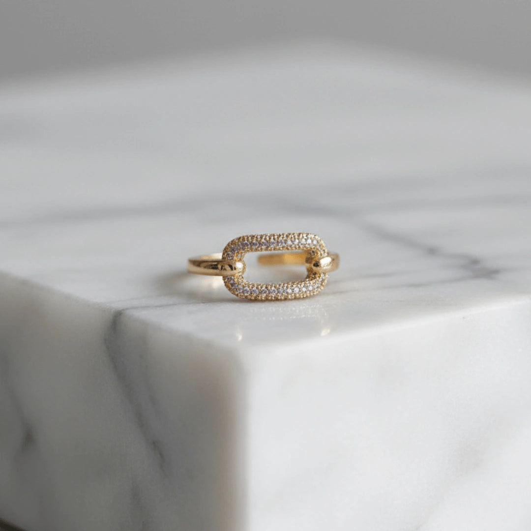 Anel Zynelle Quadrado Vazio Lua Gótica – Zircônia Dourada Sofisticada 2025