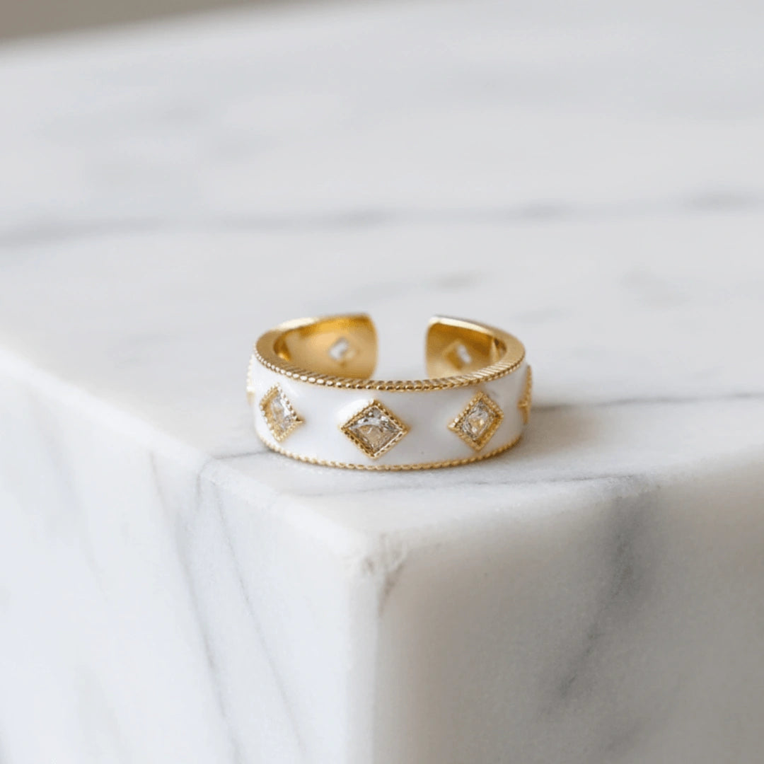 Anel Zynelle Esmalte Lunar Dourado – Zircônia Branca Radiante 2024