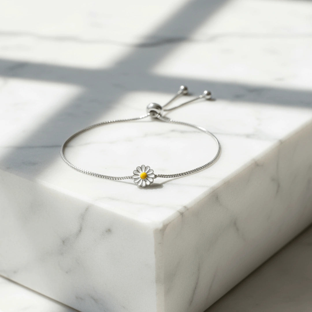 Pulseira Zynelle Flor de Prata – Pingente Coreano Delicado 2025