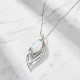 Zynelle Opal Leaves Necklace – Elegância Moderna para Festas
