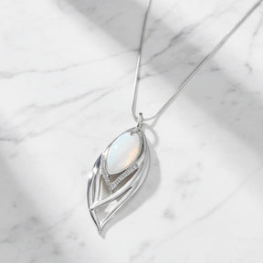 Zynelle Opal Leaves Necklace – Elegância Moderna para Festas