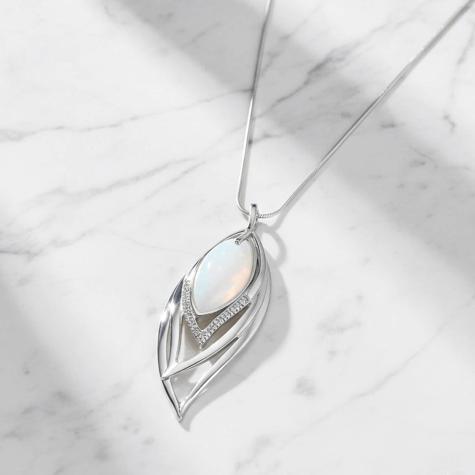 Zynelle Opal Leaves Necklace – Elegância Moderna para Festas