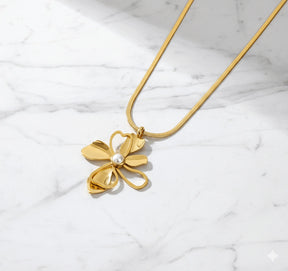 Colar Zynelle  Flor Dourada Radiante – Ícone de Luxo Floral 2025