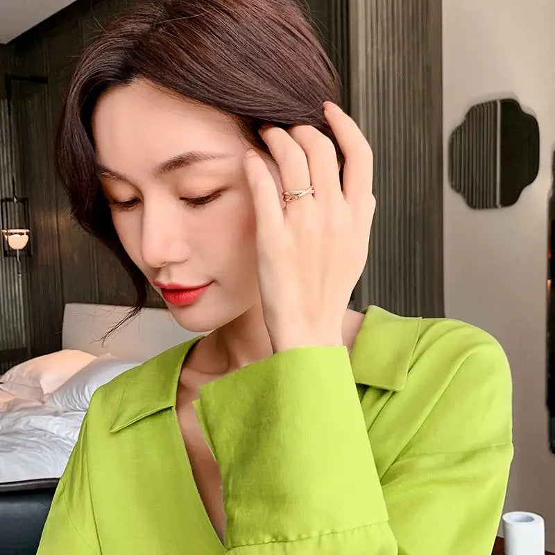 Anel Zynelle Cruz Zircônia Ouro Rosé Ajustável Charme