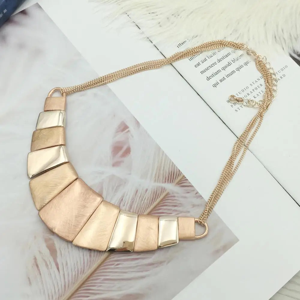 Colar Zynelle Geometria Bicolor — O destaque que transforma seu visual