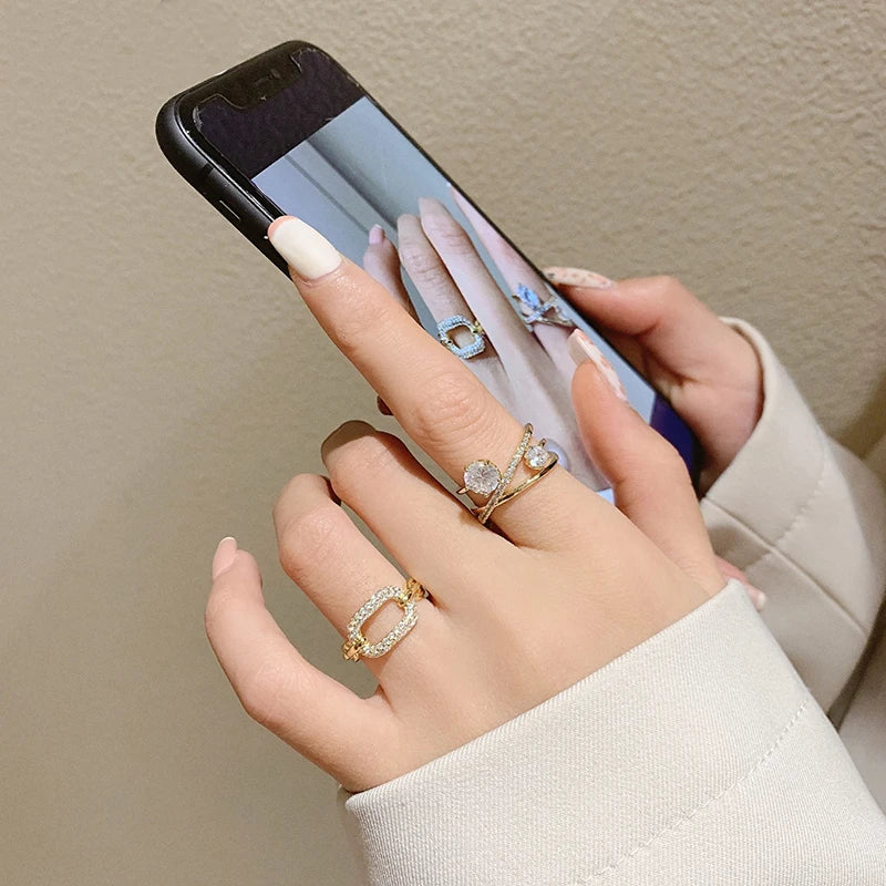 Anel Zynelle Quadrado Vazio Lua Gótica – Zircônia Dourada Sofisticada 2025