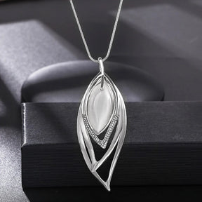 Zynelle Opal Leaves Necklace – Elegância Moderna para Festas