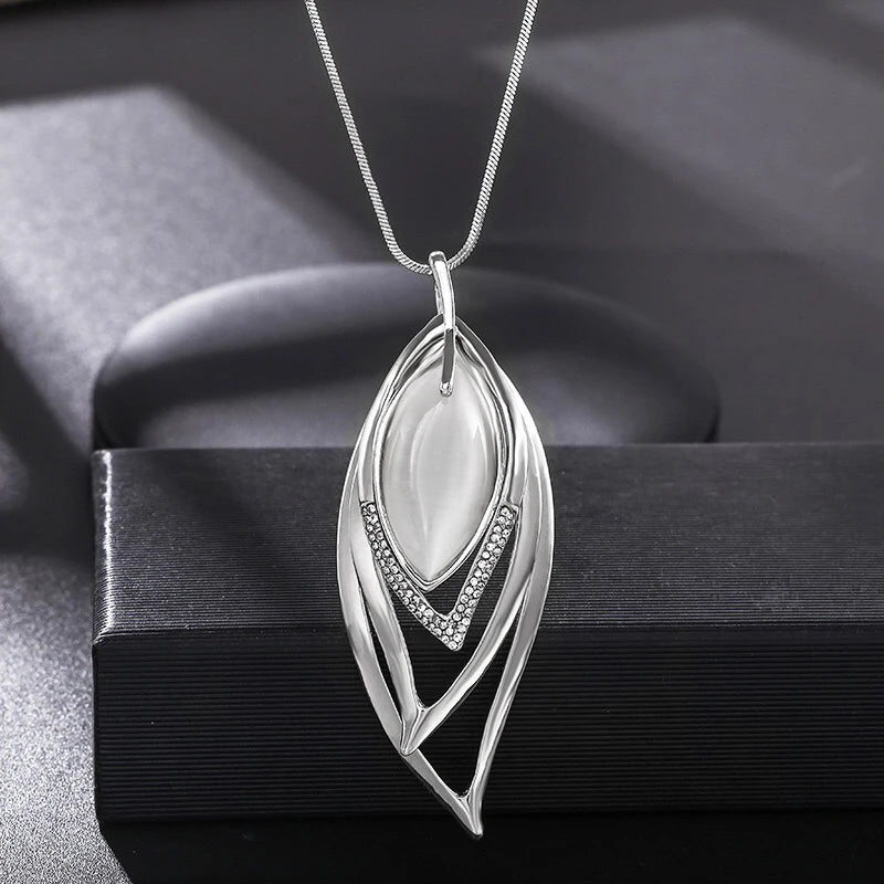 Zynelle Opal Leaves Necklace – Elegância Moderna para Festas