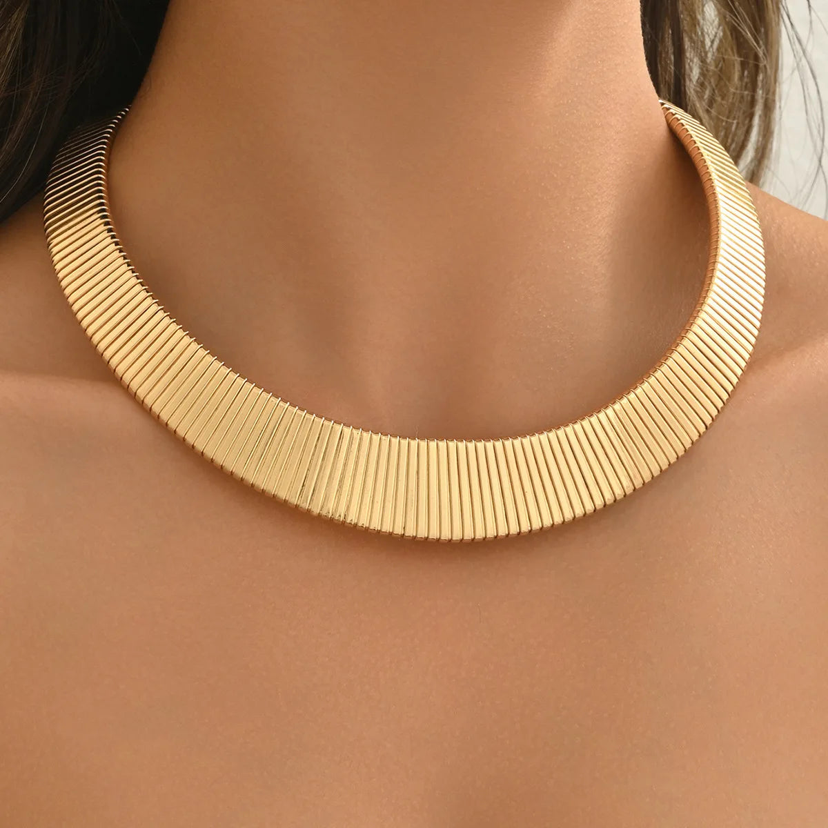 Colar Zynelle Dourado Maxi — O destaque que transforma o visual