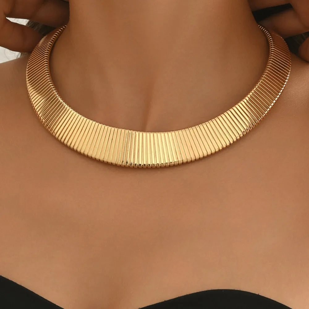 Colar Zynelle Dourado Maxi — O destaque que transforma o visual
