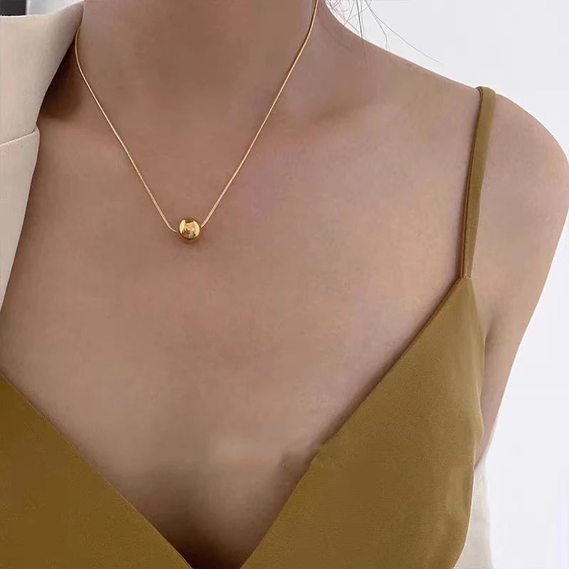 Colar Esfera Minimalista Zynelle – Sofisticação em Aço Titânio