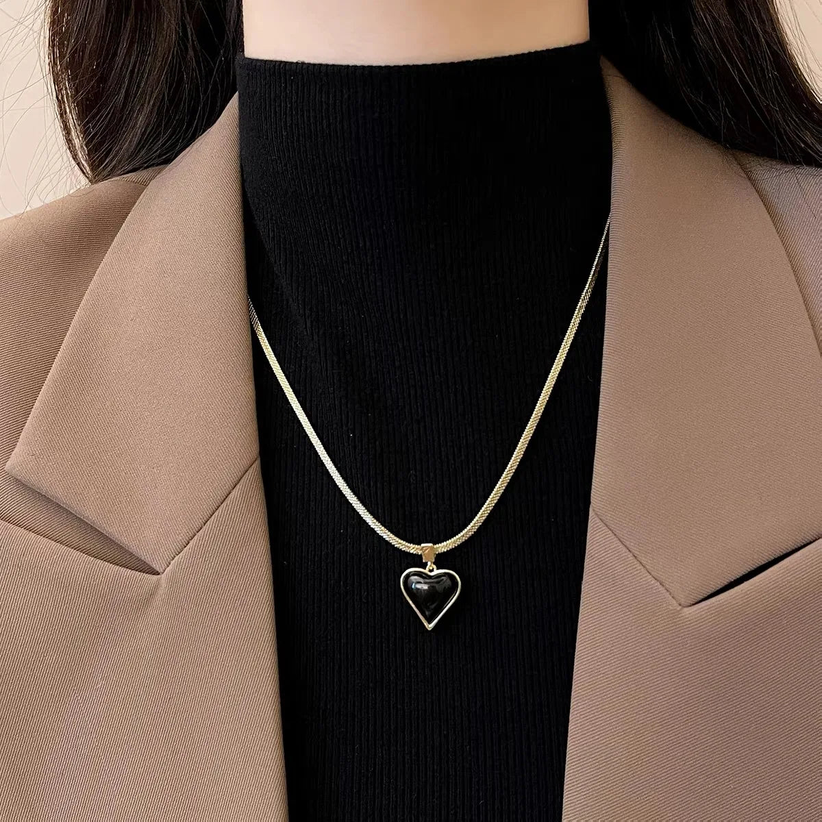 Colar Zynelle Coração Dourado – Sofisticação Feminina