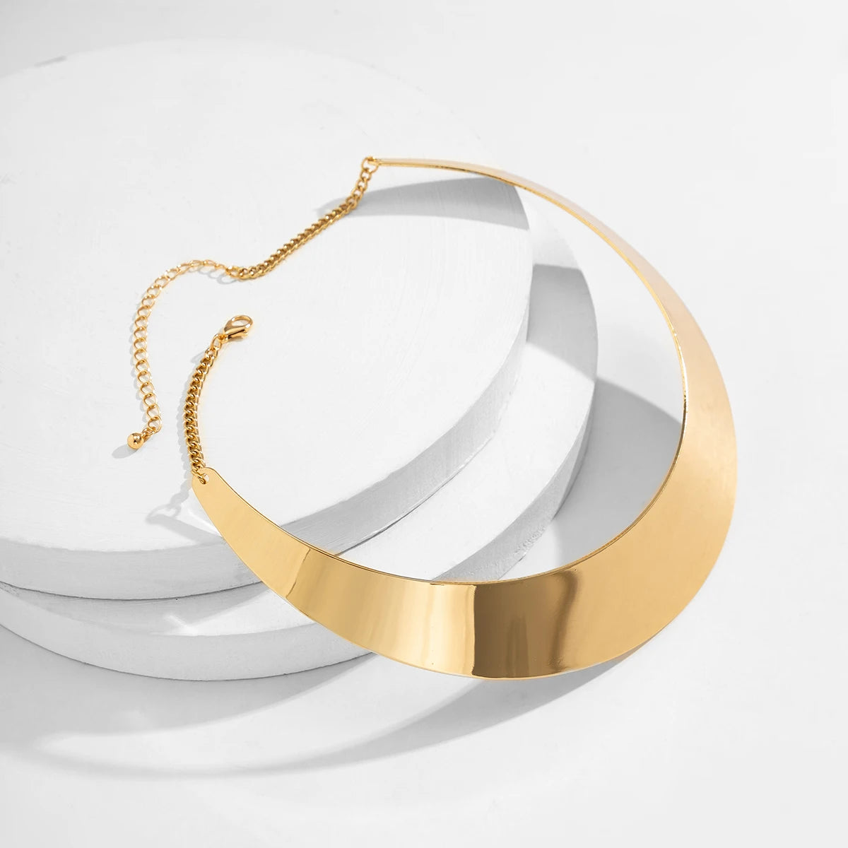 Colar Zynelle Torque Ouro Espelhado – Presença Que Impõe Respeito