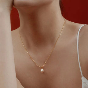 Colar Zynelle Ouro Pérola Nó – Elegância Entrelaçada