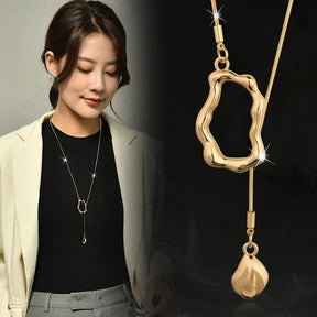 Colar Zynelle Geométrico Dourado – O Charme Moderno Que Impressiona